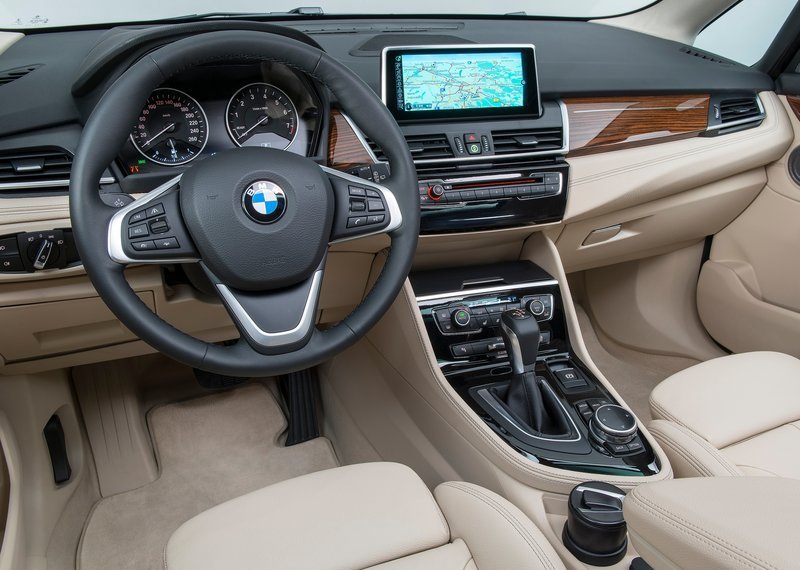 BMW-2-Series_Active_Tourer_2015_800x600_wallpaper_b2