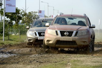 Nissan Carnival – Photo Gallery
