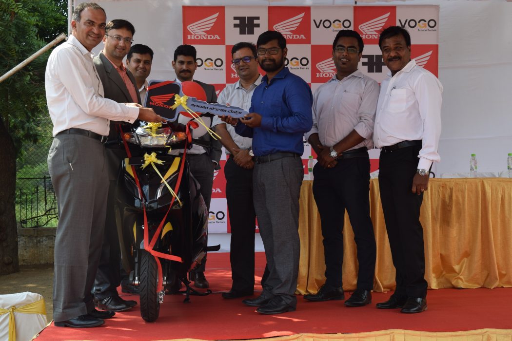 Honda 2Wheelers India and VOGO dignitaries at the mega delivery event